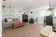 Bright Apartment for Two with Balcony, Near Wilanow Palace by Noclegi Renters