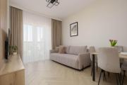 Cozy Apartment with a Balcony and Parking by Noclegi Renters