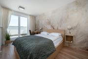 Stylowe Studio z Antresolą, Balkonami i Miejscem do Pracy by Noclegi Renters