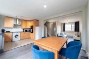 Spacious 4 Bedroom Home Free Parking Sleeps 8
