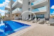 Mythical Blue Cozy 2 Bedroom En-suite Family Apartment Pool