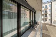 Klimatyzowany Apartament z Balkonem Miejscem do Pracy i Parkingiem by Renters Prestige