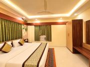 Wildberrys Inn - Luxurious Stay - Free Breakfast - Swimming Pool - Room with living Room