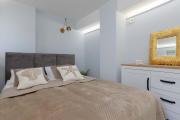 Spacious Apartment in the Heart of Gdańsk with 2 Bedrooms by Noclegi Renters