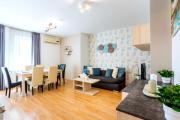 Prime Stay - Modern 2 Bedroom Family Apartment with Balcony & Parking Included