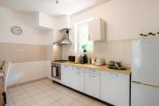 Prime Stay - Deluxe 2 Bedroom Family Apartment with Balcony - Parking Included