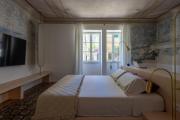 Brand NEW Just renovated Charming Suite44 with Jacuzzi in historical building along iconic Stairway