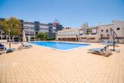 2BD Apt Pool Balcony WiFi AC Parking Beach 250m