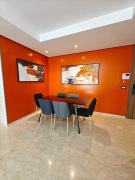 Appartement chaleureux vue surprenante piscine et jardin