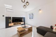 VILLA DOŽDOR - 130 m2 luxury three-room apartments - excellent location near the beach and the town center - view of the sea and the bay - secured free parking