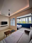 Skyline Blue Studio Bright View & AC