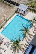 Exclusiva suite moderna con balcón cerca al mar