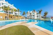 Top-Floor Apartment Private Pool & Sea Views