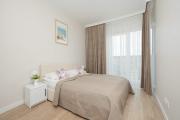 Bright Apartment with a Balcony and Parking by Noclegi Renters