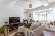Old Coombe Cottage by Must Stay Again - super king bed, free parking, central Tetbury