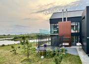 Luxury lakefront Villa 15 min drive to downtown