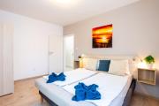 Prime Stay - Deluxe 3 Bedroom Family Apartment - Parking Included