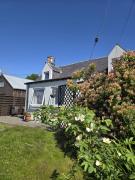 3BR Cottage with Garden, Free Parking for 6 Guests