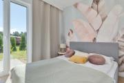 Brązowy Apartament z Ogródkiem Blisko Plaży i Parku Wodnego by Noclegi Renters