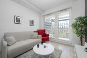Modern Apartment with Balcony Close to the Botanical Garden by Noclegi Renters