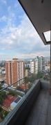Moderno apartamento en Zona 10 con parqueo y piscina