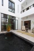 Riad Saha, 5 bedrooms, breakfast , pool, medina