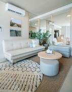 Modern Oasis in Prime location Pool BBQ & Gym