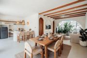 Spacious Modern Villa with Cozy Indoor-Outdoor Vibe Spacious Modern Villa with Cozy Indoor-Outdoor Vibe