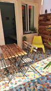 Duplex frais, terrasse ombragée, proche remparts