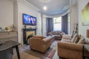 Historic 2-Bed Paisley Retreat, Airport & Station