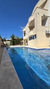 Ilino Pool haus