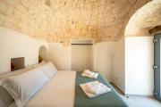 Villa Smeraldo with private pool and stone vaults