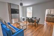 Modern Family & Contractor Home - Free Parking - Garden - Sleeps 6 - Fast WiFi -