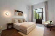 Designer 4BR Retreat - Chic & Central - Steps to Old Town