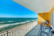 Beachfront high-end condo with Pool Hot tub & Splash pad