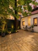 Charming Little Garden House in Downtown