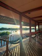 DONDET Suns down 1 Guesthouses riversides view