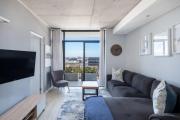 Modern Two Bedroom Unit, Mountain & Harbour Views