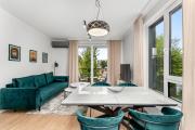 Portowa Riverside Apartment by BookingHost