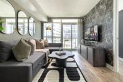 City Skyline View 2BR Den Suite Free Parking