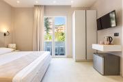 Lian Rooms 6 - Deluxe Triple w Balcony, Parking --- BRAND NEW - Lungomare 3 min walk