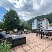 Refuge alpin, vue et grande terrasse