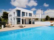 Casa moderna con vista al mar