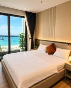 Ocean View Walk to My Khe Beach Queen Seaview Suites