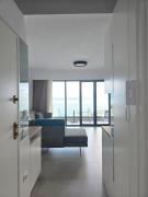 Azure & Pearl, Sea View Beach & City Apt for 4