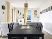 Top Floor Flat With Balcony Overlooking Manchester - Pass the Keys