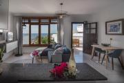 Caleton Blanco, lovely 2 bed apartment with sea views