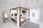 Coastal Villa Retreat - Swim Out Pool - Close to Beach - Amenities