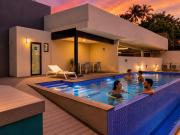 Estudio con piscina y vista al volcán de San Salvador