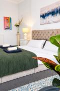 Stylish 2BR Apartment with Cathedral & Castle Views and Private Parking